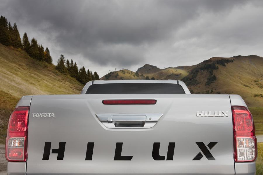 Логотип Toyota Hilux Double Cab Legende Sport 2018 года  (фото 7 из 11)